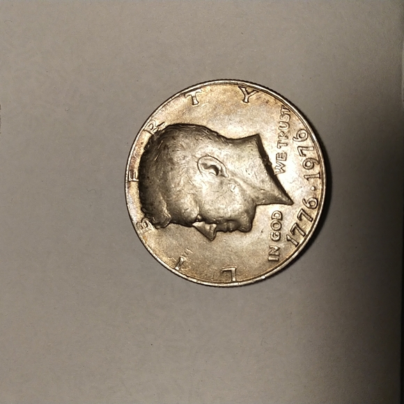 US Bicentennial half dollar coin - Picture 1 of 2
